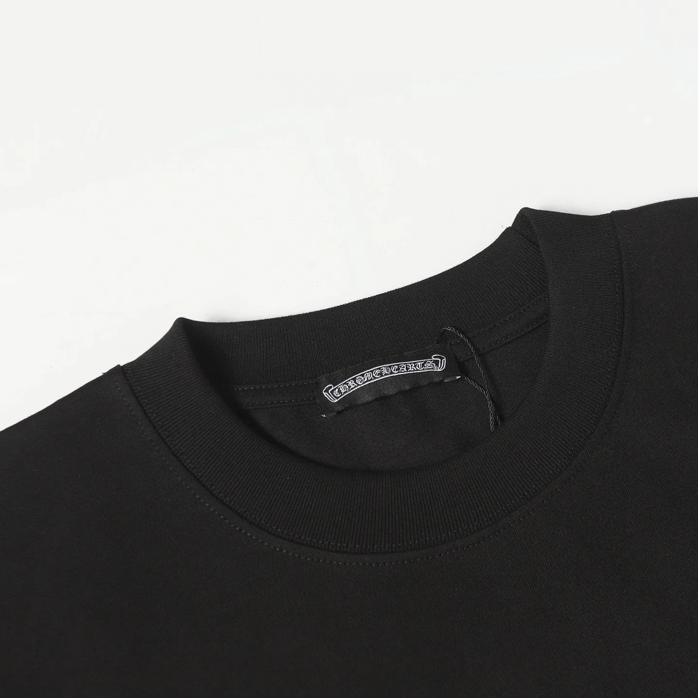 🅿️170 Chrome hearte/Chrome heart ch 25ss early spring Sanskrit horseshoe print short-sleeved T-shirt. A must-have item for daily commuting for men and women in light luxury. The correct version is welcome to compare. Detailed features: ·280g 100% cotton double yarn jersey fabric. ·Custom-dyed in the same cylinder, special thickened 32 pieces double-strand 1x1 thread. ·Double-needle cross-stitch technology. ·Original main mark washed tag. Color: black white. Size: XS-L